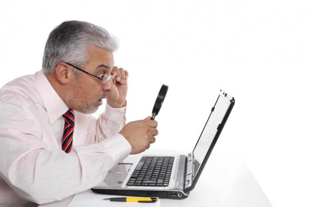 boss-reading-emails